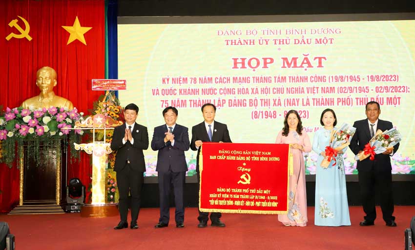 2; Ông Nguyễn Hoàng Thao và ông Võ Văn Minh tặng bức trướng, hoa chúc mừng Đảng bộ TP.Thủ Dầu Một